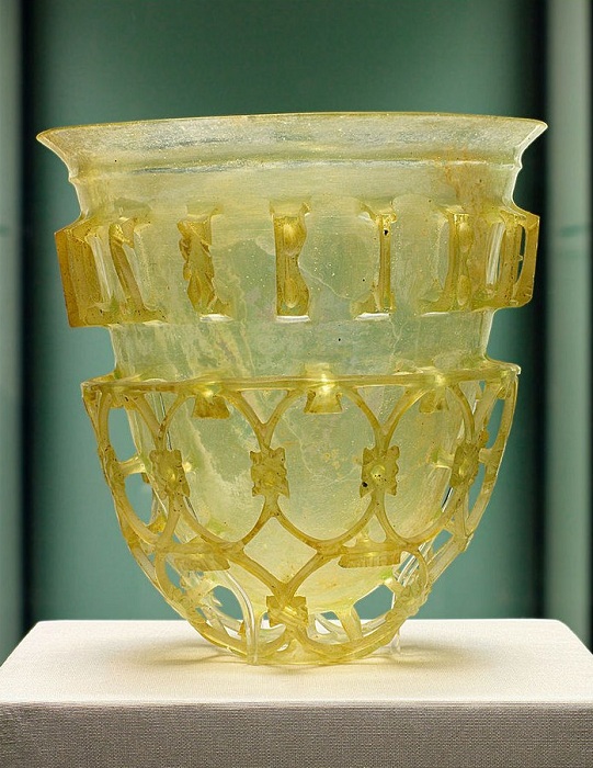 Древнеримский стеклянный стакан. | Фото: en.wikipedia.org.