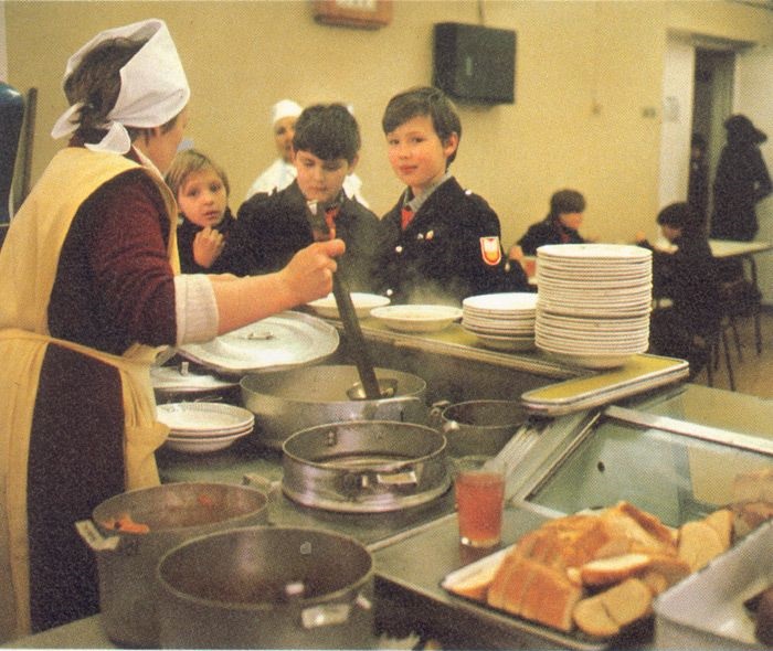 Учні під час великої перерви в шкільній їдальні. 