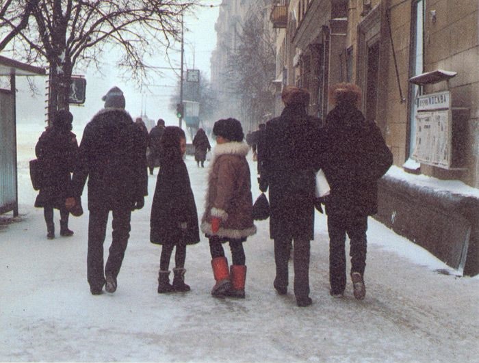 Прогулянка всією сім'єю по місту в морозний зимовий день. 
