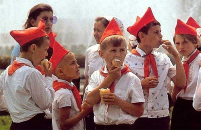 Діти їдять морозиво на території піонерського табору. 