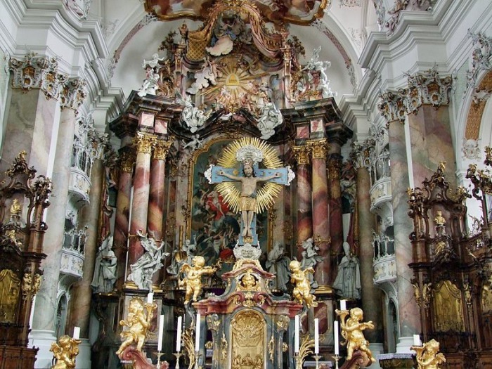 Алтарь и романское распятие в церкви Оттобойрена. | Фото: commons.wikimedia.org.