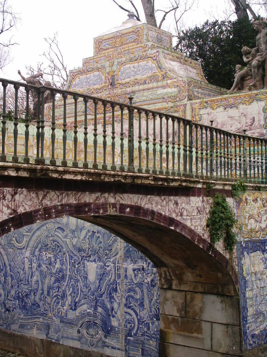 Стены канала в саду выложены португальской керамической плиткой азулежу с типичными мотивами рококо. | Фото: en.wikipedia.org.