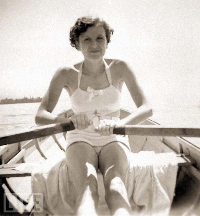 Ева Браун катается на лодке по озеру Уорси.