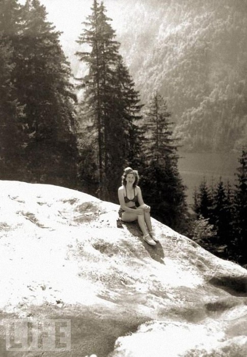  Гитлера очень раздражали многие привычки Евы Браун: курение, интенсивное использование косметики и привычка загорать без купальника. 