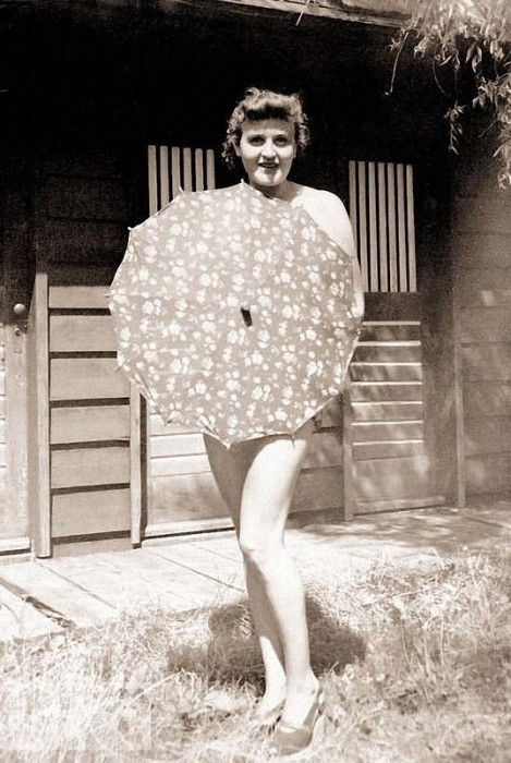 Ева Браун с зонтиком. 1940 год.