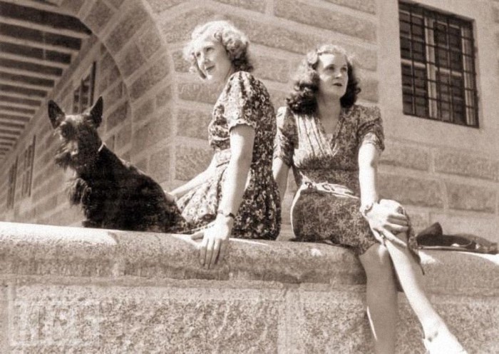 Ева Браун с младшей сестрой Маргарет. 1943 год.
