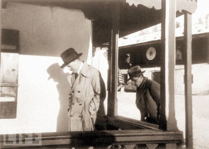 1931 год. Гитлер с охранником в своей резиденции. На обороте этой фотографии сохранилась собственноручная надпись Евы Браун: «Это первый приезд в Берхтесгаден».