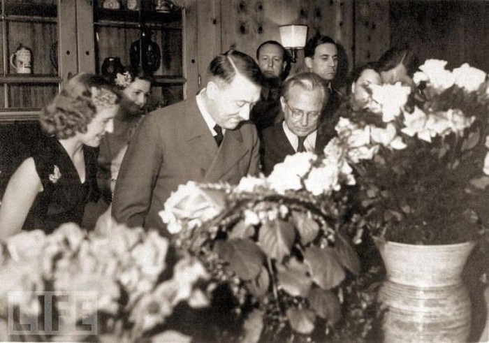 Празднование 54-летия Гитлера в его альпийской резиденции. 