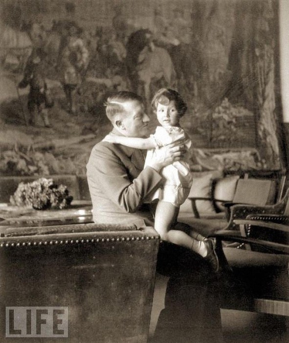 Гитлер и дочь Греты Шнайдер Урсула. 1942 год.