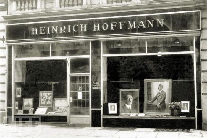 Фотомастерская Генриха Гофмана в Мюнхене, 1938 год. Именно в этой мастерской Ева Браун впервые познакомилась с Гитлером.