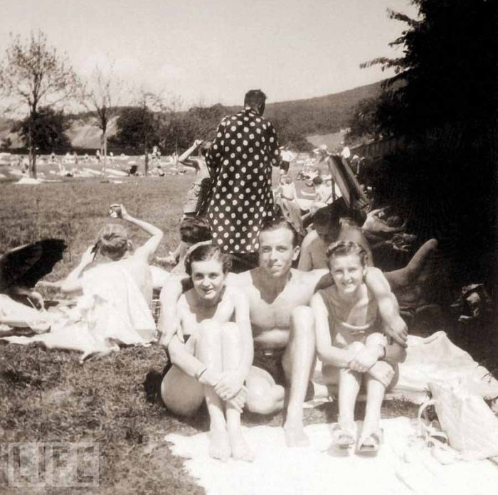 Отдых с друзьями в Годесберге (на фото Ева Браун слева), 1937 год.