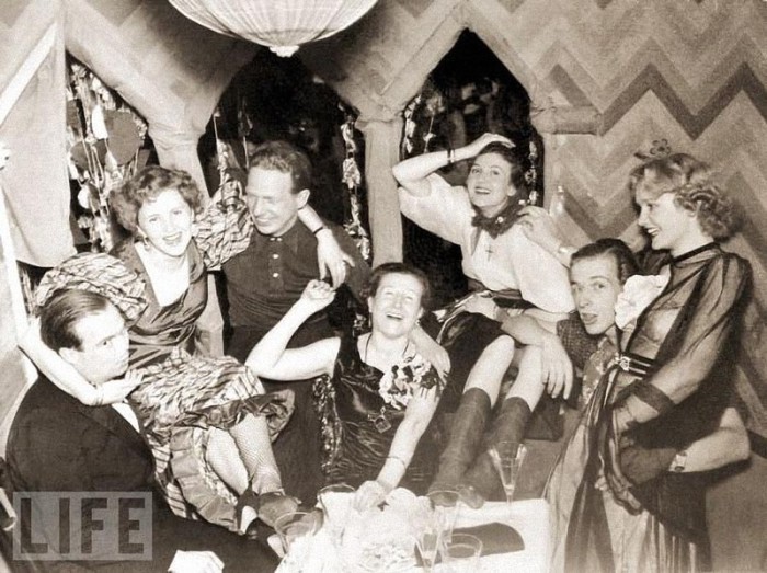Карнавал в кругу семьи (на фото Ева Браун в глубине справа, в центре – ее мать Франциска Катарина Браун), Мюнхен, 1938 год.