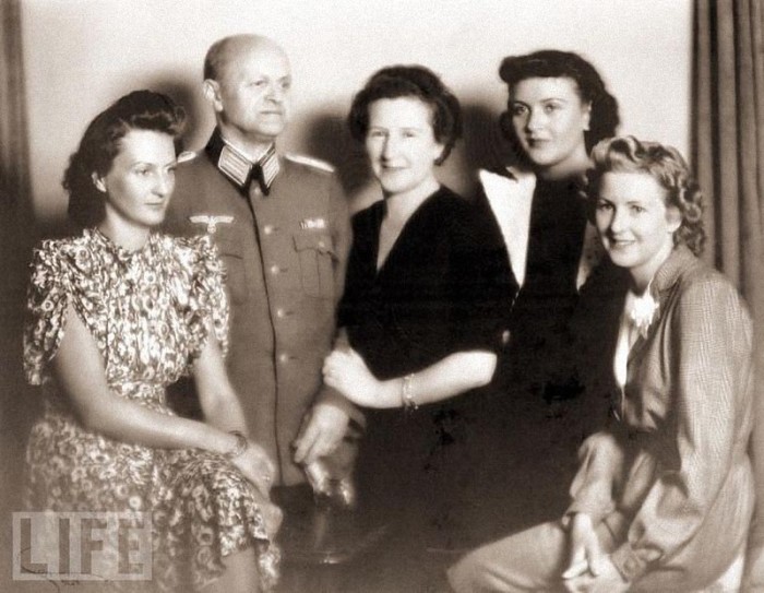 Семья Евы Браун: отец Фридрих Браун, мать Франциска Браун, Ева Браун (слева), сестры Ильза и Маргарет. 1940 год.