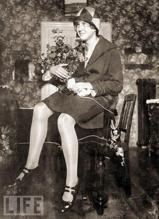 Мюнхен, 1929 год. Именно в этом году, когда ей было всего 17 лет, Ева Браун познакомилась с Гитлером. Снимок сделан в гостиной мюнхенской квартиры семьи Браун.