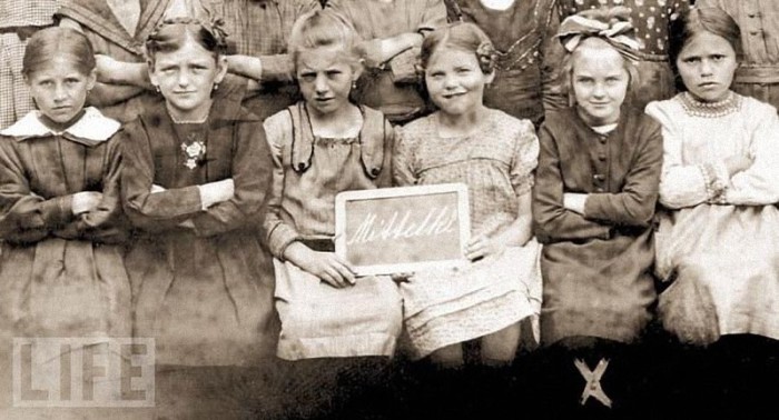 Ученицы монастырской школы Бейлингрис, 1922 год. Ева Браун на снимке вторая справа.