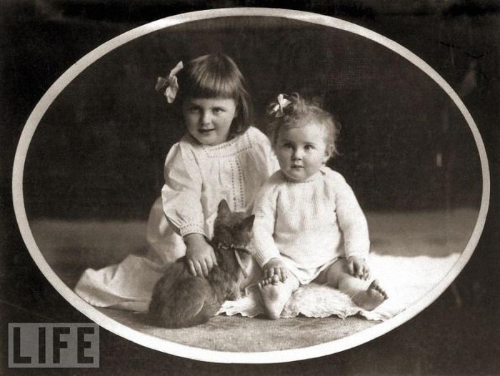Ева Браун со своей старшей сестрой Ильзой. Ильза была старше Евы на 4 года. В 1935 году Ильза спасла Еву, когда та пыталась покончить с собой, приняв смертельную дозу снотворного. Найдя сестру без сознания, Ильза вызвала врача.
