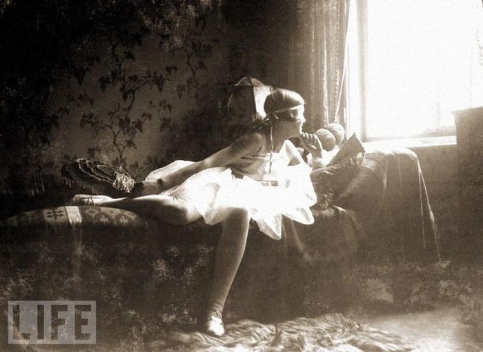 «Мой первый маскарадный костюм» - так назвала эту фотографию, сделанную в 1928 году, Ева Браун.