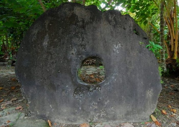 Большой камень Раи на островах Яп.