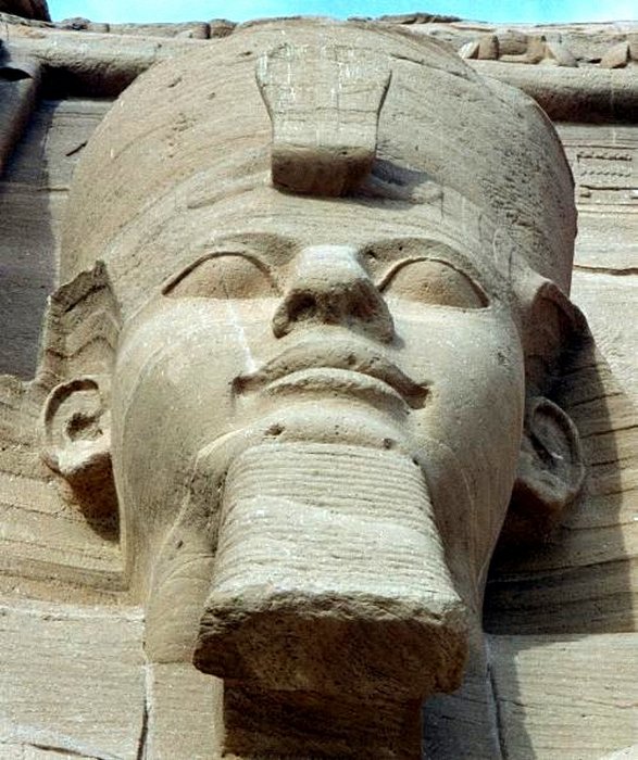 Одна из четырех статуй, изображающих сидящего Рамзеса II, в Абу-Симбеле.